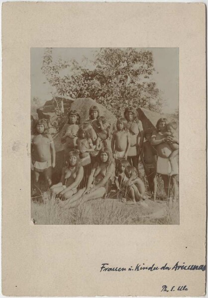 Groupe de femmes portant des tabliers de perles Arekuna