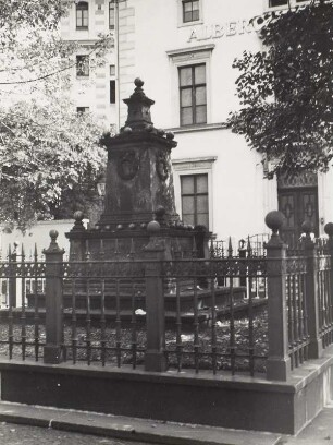 Leipzig, Kugeldenkmal : Leipzig, Marienstraße. Kugeldenkmal (Zur Erinnerung an die Schlacht am 19.10.1813)