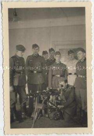 Soldaten in der Ausbildung: Gruppenbild mit Geschütz