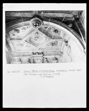 Decke über der Treppe zum Portal