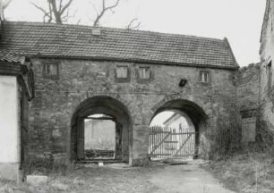 Dohna-Borthen, Kleinborthener Straße 10/12. Torhaus (16. Jh.?) zwischen Neuem und Altem Schloß