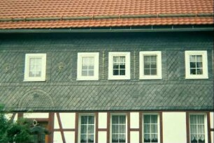 Detail voriges Bild: Schieferornament über der Tür