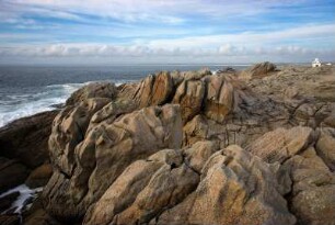 Frankreich. Bretagne. Finistere. Saint Guenole. Felsenmeer. Granitfelsen mit kleinem Haus im Abendlicht