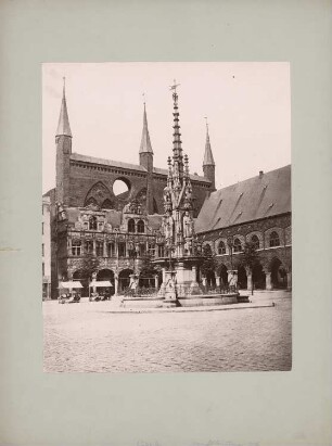Marktbrunnen, Lübeck: Ansicht Marktbrunnen (1935 abgerissen), im Hintergrund Marienkirche und Rathaus