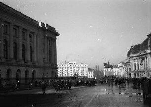 Bukarest: Platz vor dem Schloss, Aufziehen der Wache, links Schloss