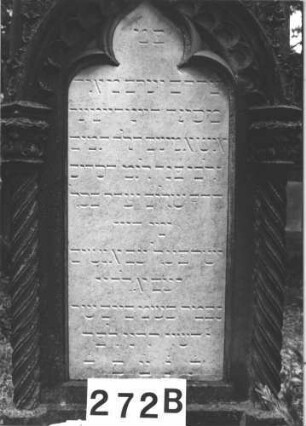 Grabstein 272 (Index: 100082272) Material: Sandstein, weiße Mamorplatte Zustand: gut Maße HxBxT: 221x74x42 cm Beschreibung: ädikulaart. St. m. Säulen, getreppt. Abschl. m. Akroteren, Schriftplatte(Kleeblattbogena Symbolik: Ranken, Rundbogenfries: Grabstein 272B