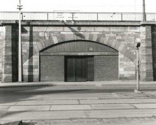 Dresden-Altstadt, Könneritzstraße. Hochgleisanlage (Stadtviadukt) der Eisenbahnstrecke Dresden Hauptbahnhof - Bahnhof Dresden-Neustadt. Bahnbogen 27 (Ostseite)