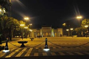 Fes - Palais Royal : Das Tor zum Königspalast mit sieben Türen wurden 1971 in traditioneller Bauweise errichtet. Aufgenommen in Fes am 26. Oktober 2010