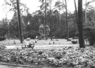 Dresden-Trachau, Moritzburger Landstraße 299. Heidefriedhof (1929-1934 angelegt). Denkmalsanlage für die Bombenopfer von 1945 (1962-1963; K. Girt, K. Röthig). Denkmal
