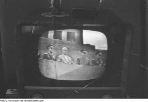 Fernsehabend in einem Klub der Volkssolidarität. Sendung über den Empfang des Kosmonauten Gagarin, 1961