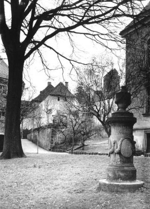 Stolpen. Blick von einem Grabdenkmal an der Stadtkirche zum Aufgang zur Burg mit Johannisturm