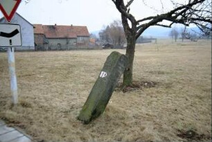 alter Stein mit Wandermarkierungen