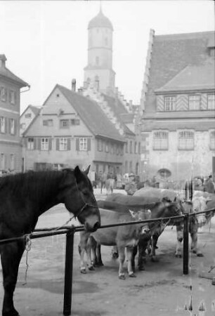 Biberach: Pferdemarkt, Hintergrund Turm der Kirche