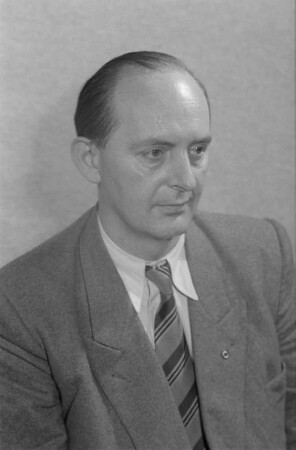 Prof. Robert Havemann mit Mitgliedern der Jugendorganisation Freie Deutsche Jugend : Gruppen- und Einelporträts der FDJlerinnen und FDJler mit Robert Havemann, Porträts Robert Havemann