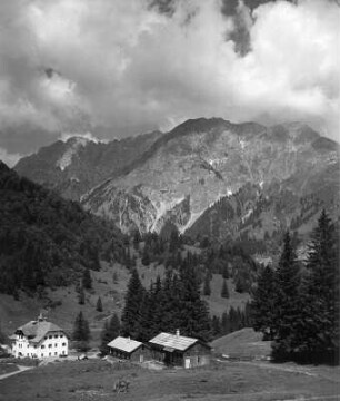 Kärnten. Karnische Alpen. Kleine Pal (1867 m). Ansicht mit Plöckenhaus (in 1250 m Höhe) an der Plöckenstraße