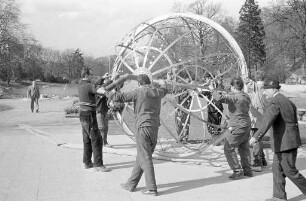 Aufstellung des transparenten Weltglobus aus Kupfer mit vergoldeter Erdkugel und Sonnenuhr des Bildhauers Ernst Kibler vor dem Schwanensee am Südeingang des Stadtgartens.