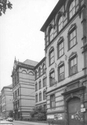 Dresden-Neustadt, Louisenstraße 40/42. Ehem. XXII. Bezirksschule (Gymnasium Dreikönigschule, 1894). Straßenansicht von Nordwest