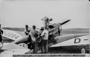 Lisl Schwab, Fallschirmspringerin (Fürth) beim Besteigen eines einmotorigen Sportflugzeuges auf dem Flugplatz Dresden-Heller : Flugplatz Dresden-Heller, Sturm"-Fliegerstaffel