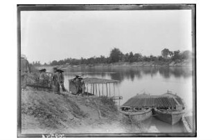 Verladen von Material : Phetchaburi. Arbeiter verladen Schienen auf Kähne am Flussufer, 1909