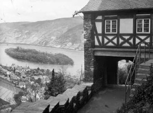 Zwingerhaus/Torwächterhaus von Burg Stahleck in Bacharach mit Blick auf den Rhein mit Heyles'en Werth/Bacharacher Werth