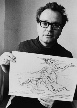 Der Grafiker Armin Münch mit einem seiner Werke