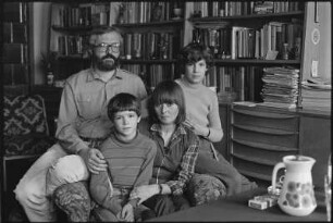Familie L. (Journalist, Lehrerin)in ihrer Wohnung