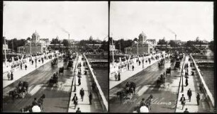 Paris. Weltausstellung 1900. Spaziergänger auf der Passerelle und dem Pont de l'Alma