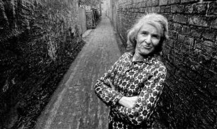 Frau in enger Gasse : Grimma. Portrait einer alten Frau in einer engen Gasse