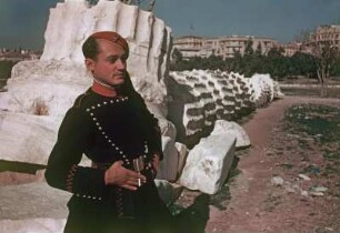 Auf der Agora in Athen : Reisefotos Griechenland. Athen. Agora, Wächter vor umgestürzter Säule