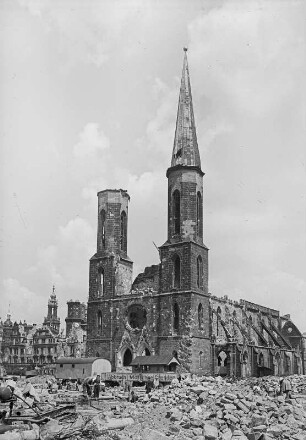 Dresden-Altstadt. Ruine der Sophienkirche. Ansicht von Südwest