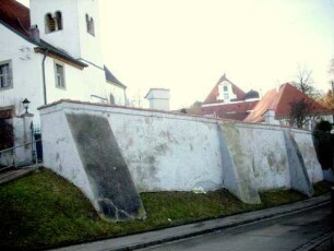 Ansicht von Nordosten mit Kirche über Kirchhofmauer-Wehrgang mit Steinbrüstung sowie Toranlage im 18 Jh abgetragen-Strebepfeiler zur Absicherung des abschüssigen Terrains