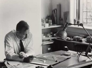 Der Grafikdesigner, Fotograf und Art Director Alexey Brodovitch in seiner Wohnung