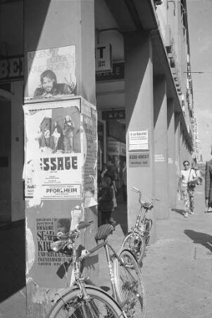 Säuberung der Arkaden in der Kaiserstraße von "wilden" Plakaten durch das städtische Bauordnungsamt