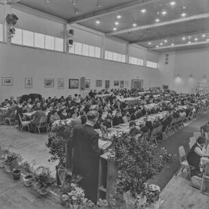 VI. Bundeskongress der Domowina in Hoyerswerda : Hoyerswerda. Saal mit Teilnehmern des VI. Bundeskongresses der Domowina