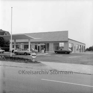 Ernst Rickert: Autohandel (Ford-Vertretung) und Tankstelle: Hamburger Chaussee / B 75: Eröffnung der BP-Großtankstelle mit Münzautomat und vollautomatischer Waschanlage: Gebäude, Zapfsäule, Pkws, Kunden: davor Grüninsel, Fahnenmast, Einfahrtschild