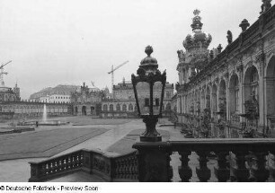 Dresden-Altstadt. Zwinger (1709-1728; M. D. Pöppelmann, B. Permoser). Stadtpavillon (Glockenspielpavillon), Porzellanpavillon und Langgalerie mit Kronentor