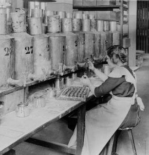 Füllen der Büchsen : Technikgeschichte | Technologie | Farben- und Tintenfabrikation | Tuschen | Günther Wagner