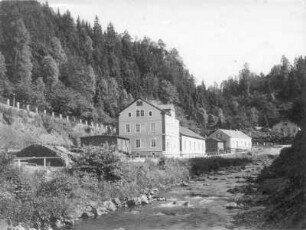 Höckendorf-Edle Krone. Durchbruchstal der Wilden Weißeritz. Eisenbahnlinie der Strecke Freiberg - Dresden mit Hotel Edle Krone