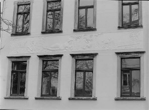 Himmelfahrt Mariae : Dresden-Neustadt, Louis-Braille-Straße 8 / Arndtstraße 9. Doppelwohnhaus (Wohnhaus von Ludwig Renn; um 1900). Fenster Louis-Braille-Straße (1. und 2. Obergeschoß) und Fassadendekor
