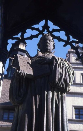 Lutherdenkmal in Wittenberg : Das Lutherdenkmal in Wittenberg, aufgenommen ca. 2001