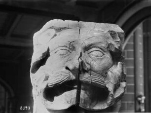 Konsole von der ehemaligen Empore der Stadtpfarrkirche Sankt Maria mit Maske