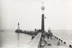 Rostock, Westmole : Rostock-Warnemünde. Westmole der Hafeneinfahrt mit Gitterbake (Molenspitze nach Verlängerung 1902) und Turmbake mit Korb (frühere Molenspitze)