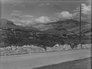 Landschaft : Blick über eine Straße auf eine Berglandschaft