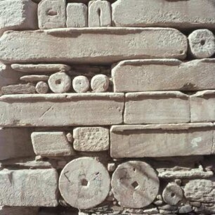 Paros, Parikía, Fränkischer Turm, Antike Bauglieder, 2. Hälfte 4. Jh., in der Mauer eines fränkischen Turms