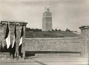 Weimar-Buchenwald. Nationale Mahn- und Gedenkstätte der DDR (1954-1958; seit 1992: Gedenkstätte Buchenwald). Blick von der Straße der Nationen über das mittlere Ringgrab zum Glockenturm