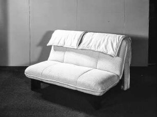 Liegesofa : Dresden-Hellerau. VEB Deutsche Werkstätten Hellerau. Hausmesse, 1986. Liegesofa. Holz, Polsterung mit Mischgewebebezug (1986; VEB Möbelkombinat Dresden-Hellerau)