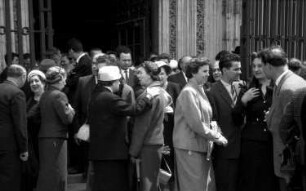 Madrid (Spanien): Gruppen vor der Kirche