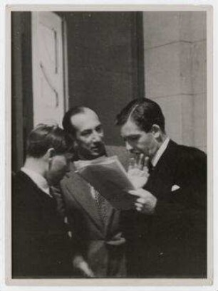 Anthony Eden und Józef Beck während eines Treffens im Völkerbund in Genf. Mitte: Oberst Józef Beck (Polen), rechts: Anthony Eden, links: Walters (britischer Untersekretär im Völkerbund)