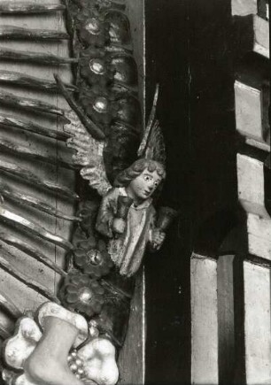 Friedrichsruhe-Frauenmark. Dorfkirche. Flügelaltar. Holz, geschnitzt, farbig gefaßt, vergoldet. E. 15. Jh. Detail: Musizierender Engel
