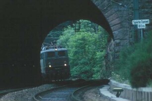 Badische Schwarzwaldbahn Niederwasser Lok 139_562 Einfahrt Spärletunnel